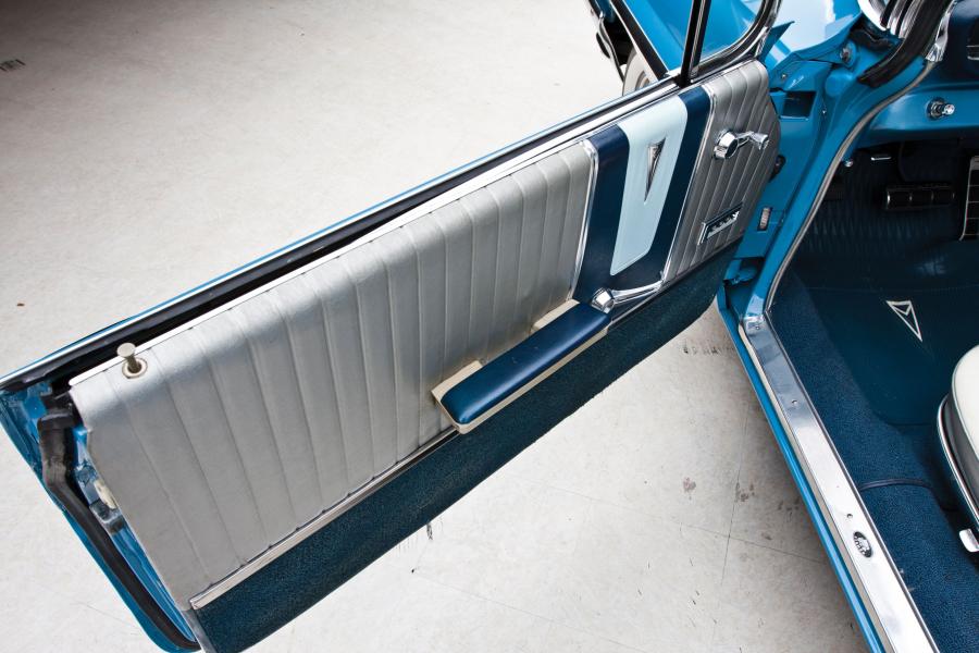Детали интерьера Pontiac Bonneville Convertible (2867) 1961 года  (фото 39 из 59)
